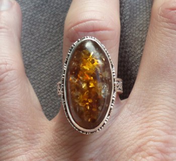 Zilveren ring met ovale Amber gezet in bewerkte setting 17.3 mm